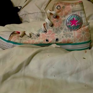 Hey I’m selling converse anyone want them😁there brand new and never been wore